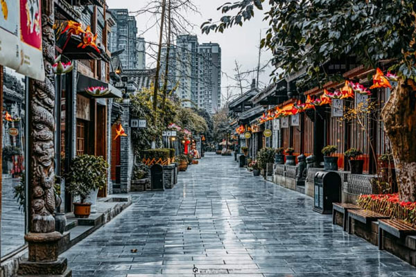 Ngõ Rộng – Ngõ Hẹp (Kuan Zhai Alley) là khu phố cổ nổi tiếng của Thành Đô, nơi lưu giữ lối kiến trúc truyền thống Tứ Xuyên với những dãy nhà ngói xám, quán trà, quán cà phê và cửa hàng thủ công mỹ nghệ, mang đậm hơi thở văn hóa cổ xưa giữa lòng đô thị hiện đại.